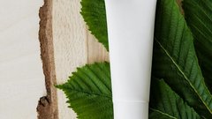 敏感肌の洗顔を見直す朝・泡を手のひらにのせるはるか