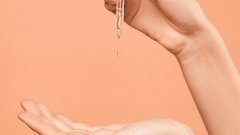 化粧水の成分表を読むはるかの洗面台