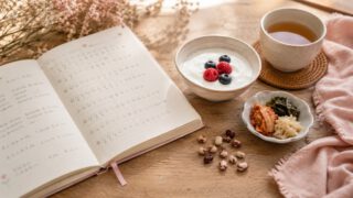 手書きの記録ノートとヨーグルト・発酵食品・お茶、腸活1ヶ月の朝