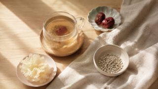 木のテーブルの漢方茶となつめ・はと麦・白きくらげの俯瞰