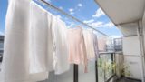 梅雨の晴れ間のベランダの洗濯物