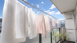 梅雨の晴れ間のベランダの洗濯物