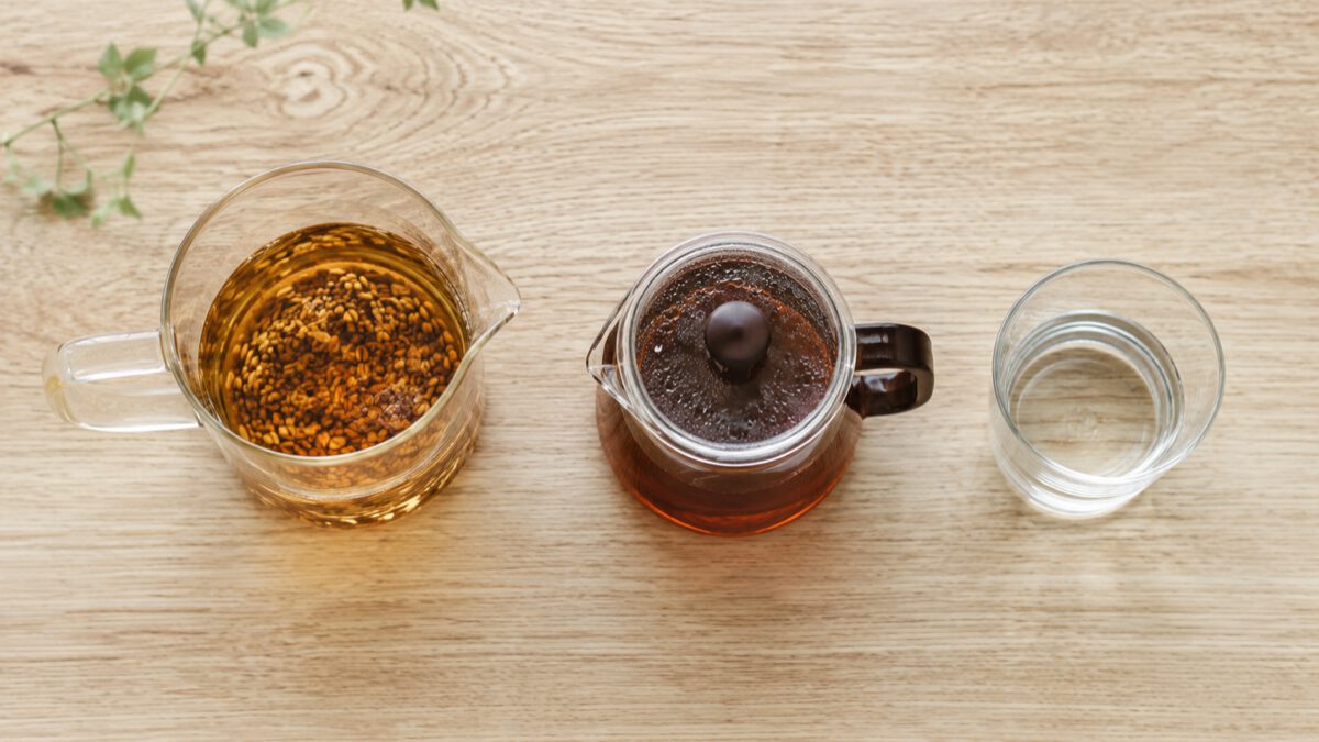 麦茶と水出しのお茶、常温の水を並べたところ