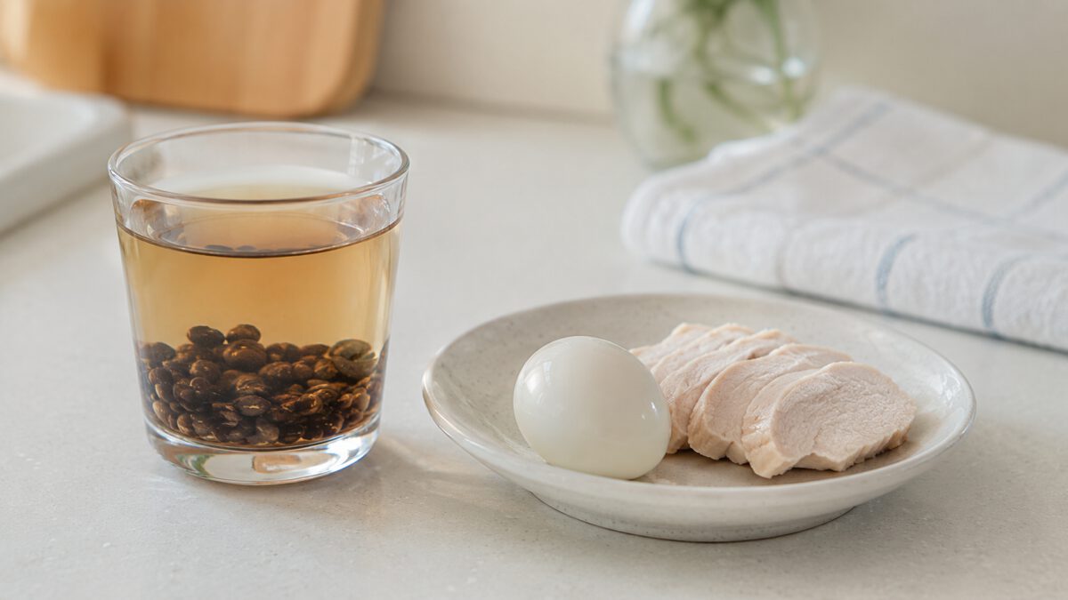 黒豆茶とゆで卵とサラダチキン