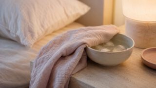 枕元の氷水のボウルとやわらかい布